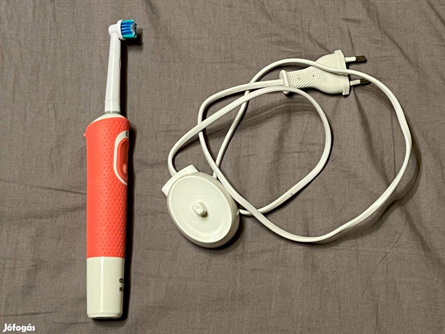 Oral-B Vitality 100 elektromos fogkefe dokkolóval