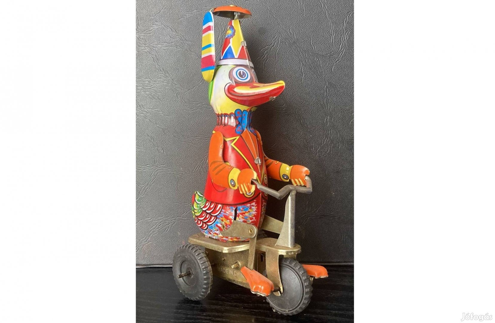 Óraműves, forgó kalapú, színes, biciklis kacsa a régi gyerekszobából