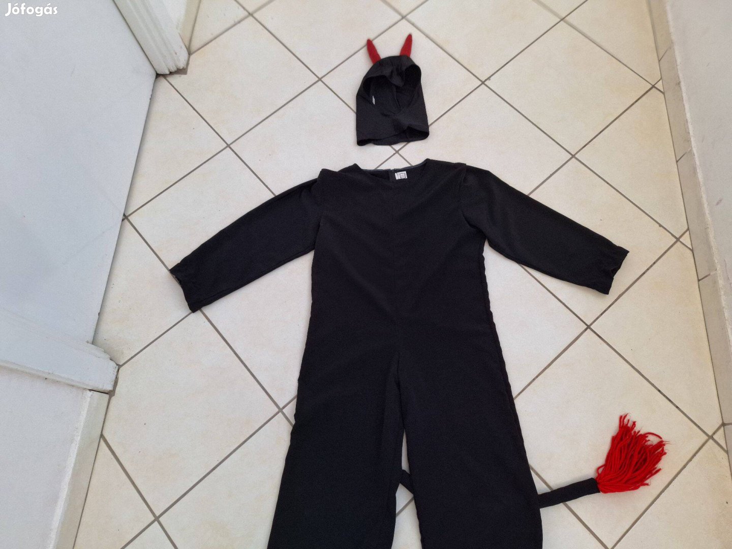 Ördög jelmez egyrészes kisiskolásoknak eladó