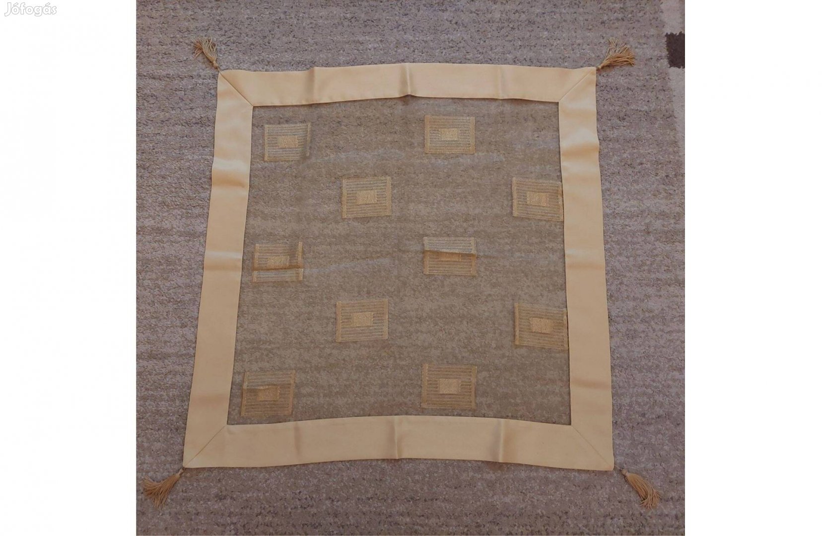 Organza díszterítő, óarany színben, szatén szegéllyel