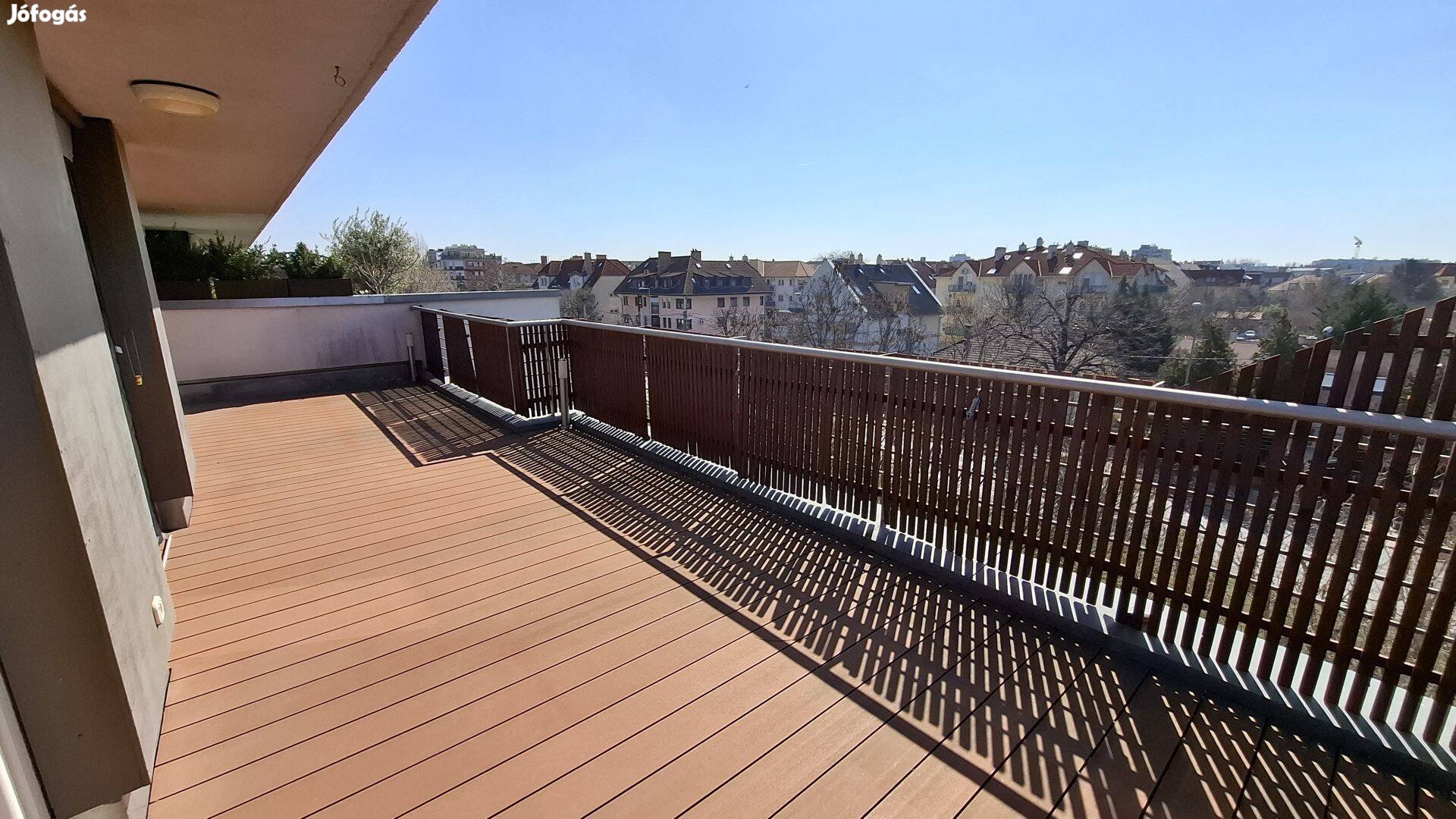 Óriás teraszos luxus városi panorámával