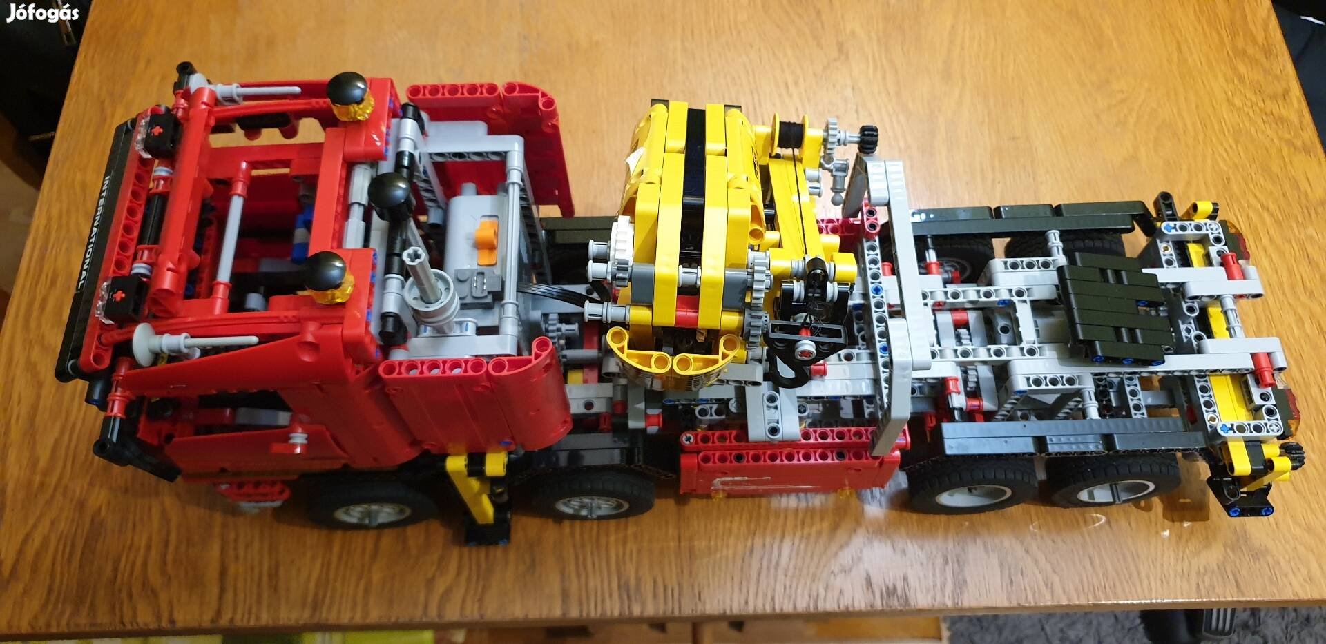 Óriási piros Lego Technic darus kamion