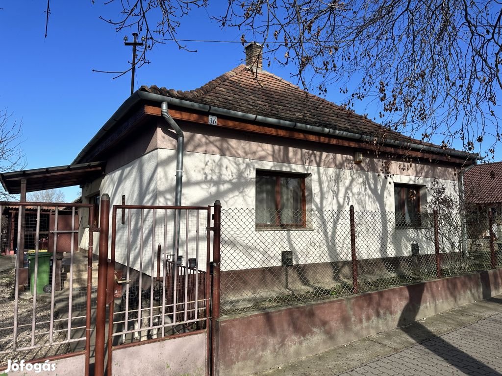 Örkény, Város szívében, 75 m2-es, családi ház, 3 szobás, jó állapotú