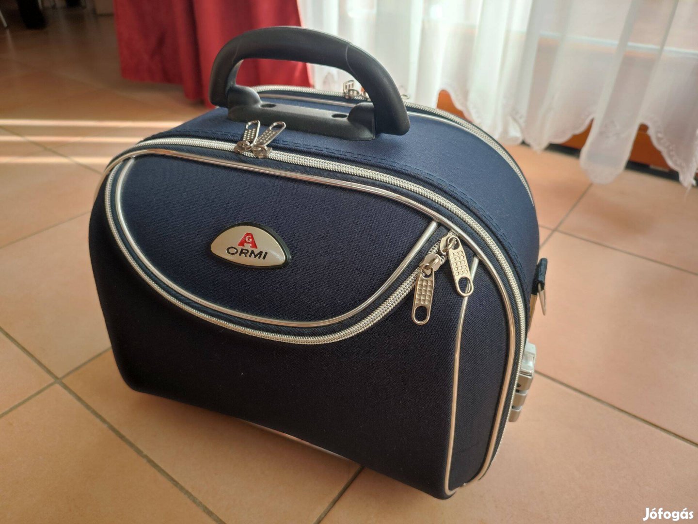 Ormi bőröndre akasztható számzáras táska