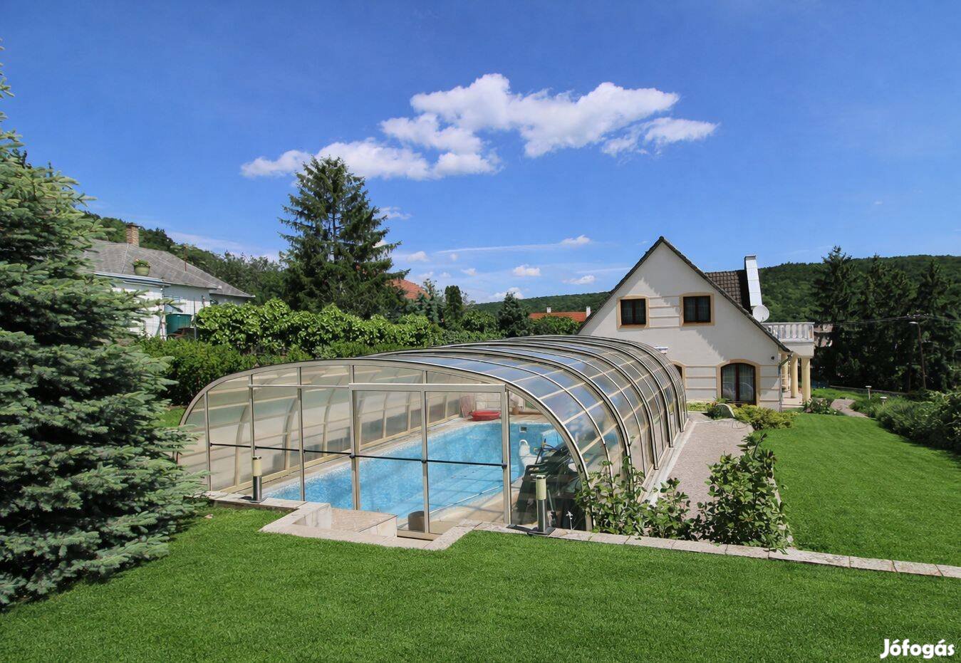 Örök Balatonpanorámás családi ház medencével eladó Alsóörsön