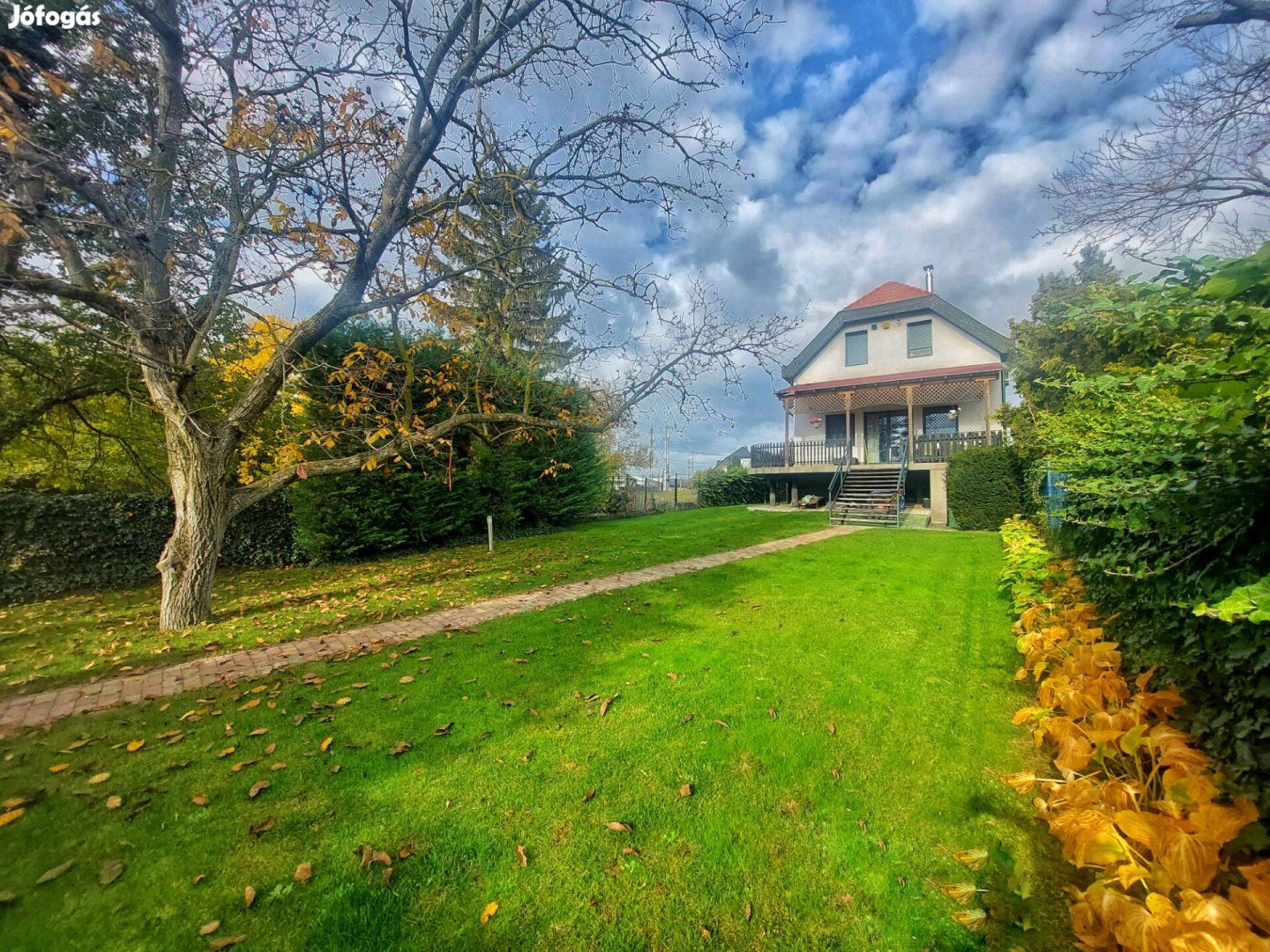 Örök panorámás saját erdőrésszel eladó családi ház Kerepesen!