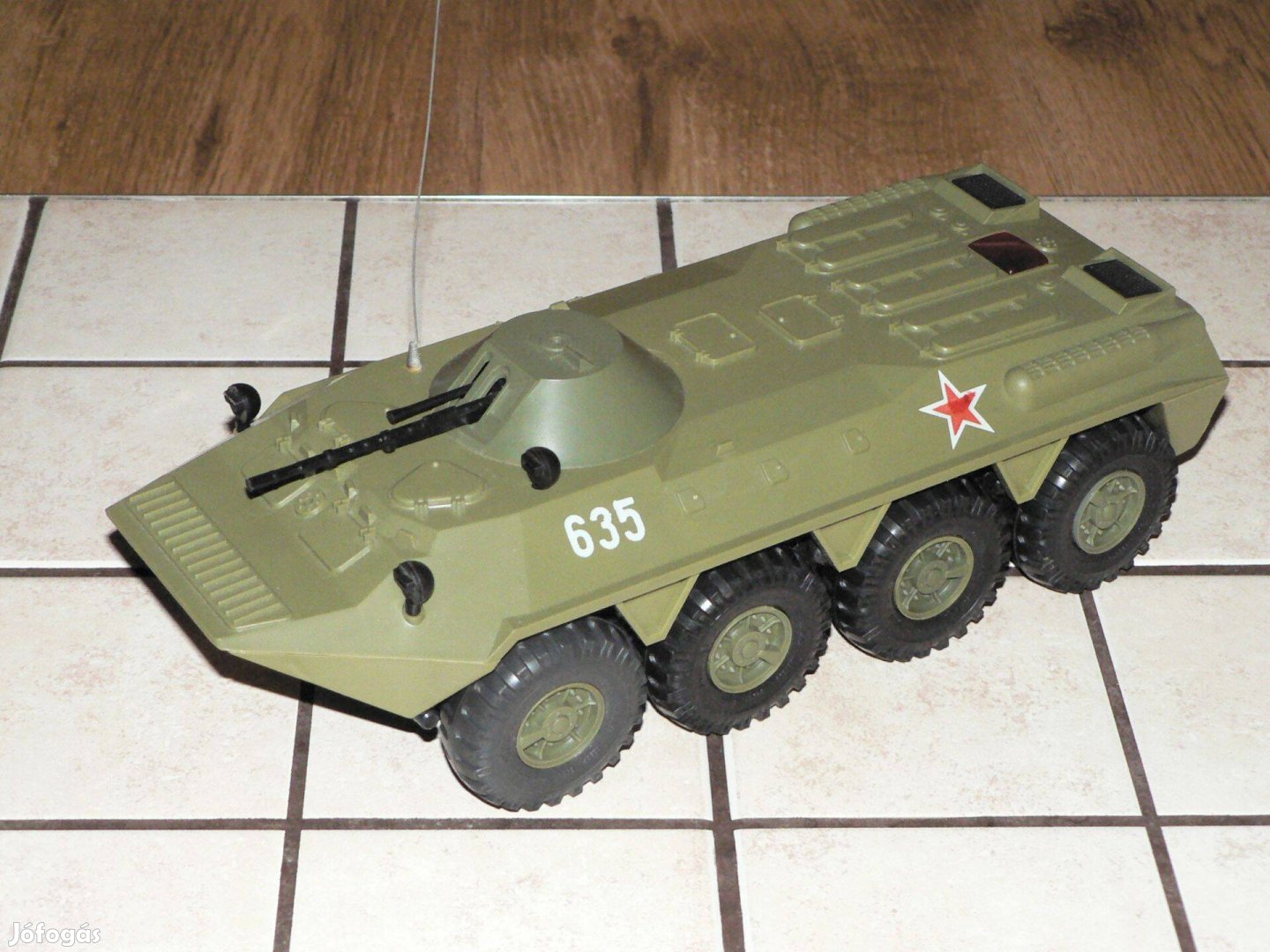 Orosz rádiótávirányításos páncélautó BTR 80-as modell