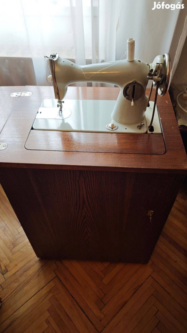 Orosz varrógép régi antik, lábbal hajtós, saját szekrényében