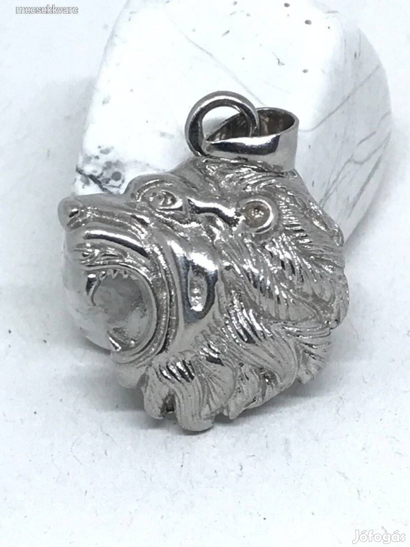 Oroszlánfej formájú ezüst medál