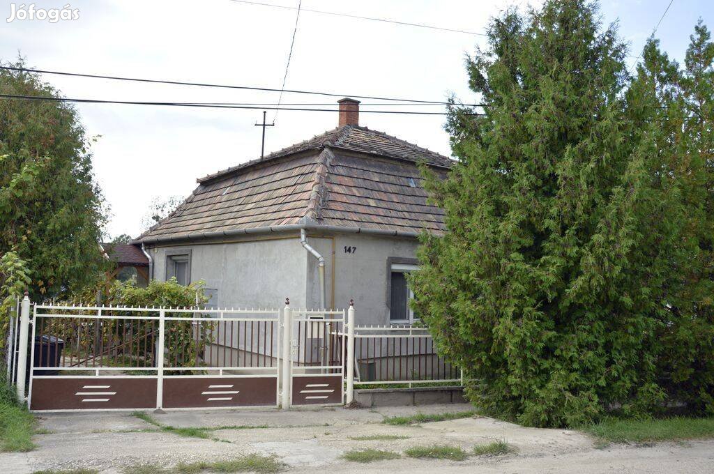 Oroszlány csendes részén családi ház eladó