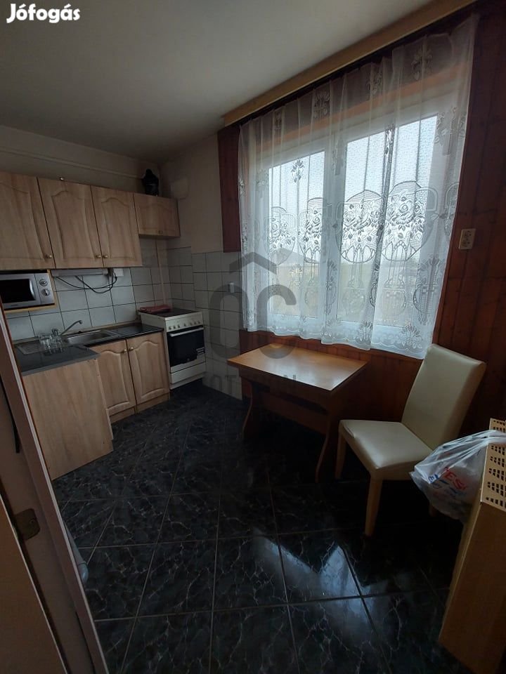 Oroszlányi lakás 4 emeletesben kiváló áron eladó!!!!