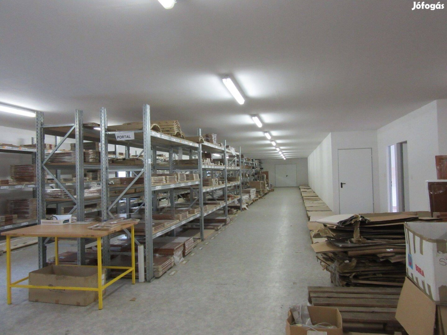 Oroszlányon 1513 m2-es raktár, telephely kiadó