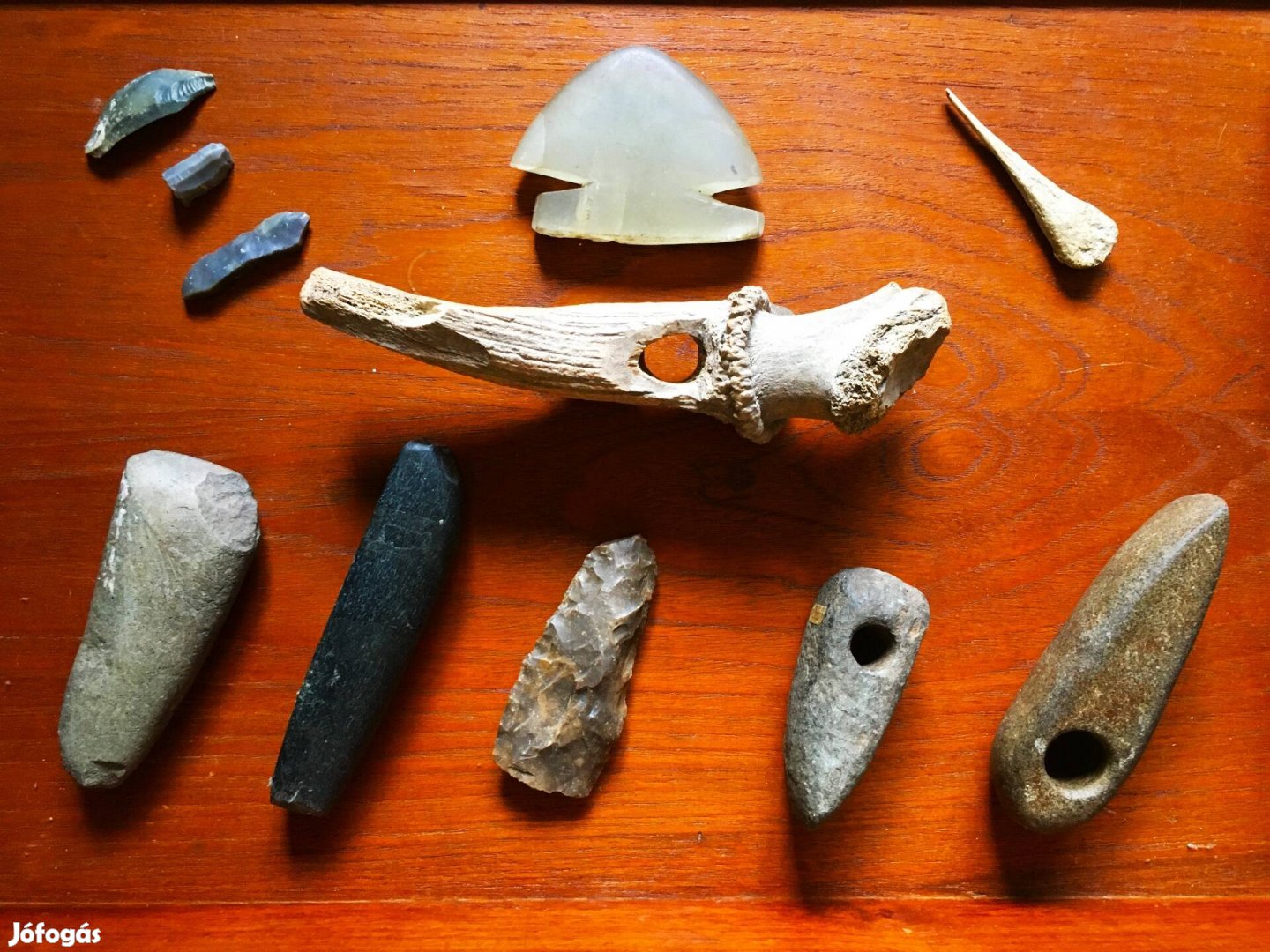 Őskori kő- és csonteszközök