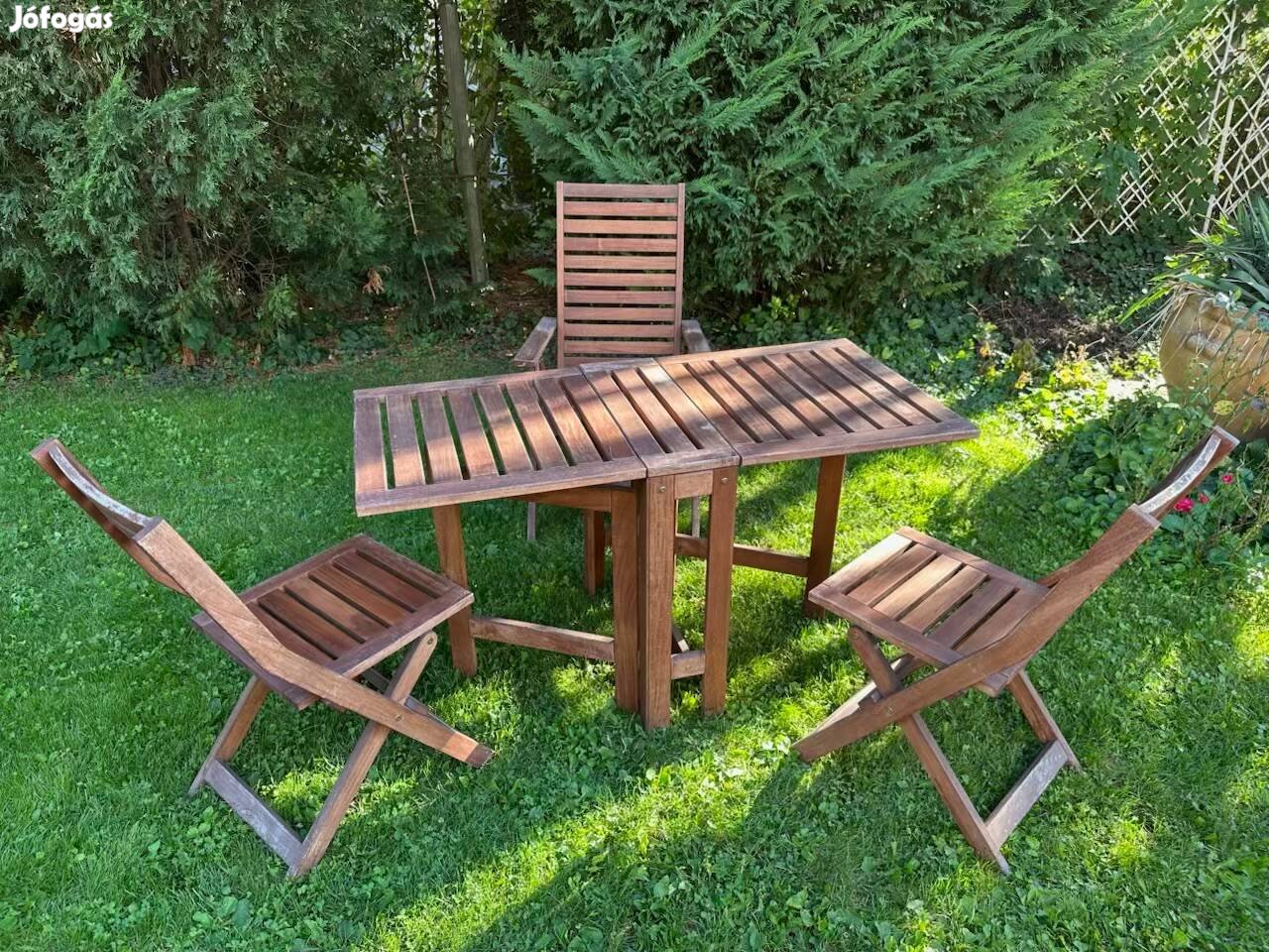 Összecsukható IKEA asztal három székkel
