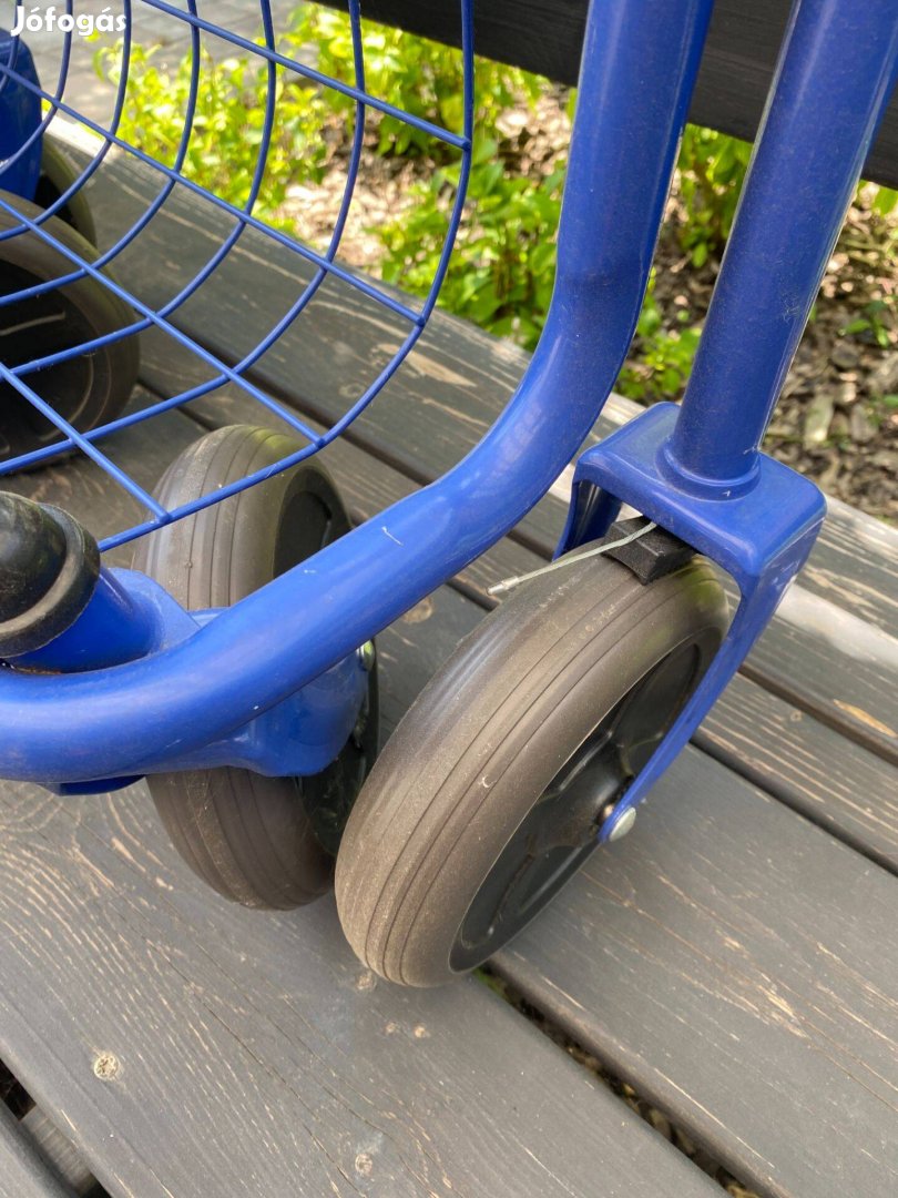 Összecsukható, gurulós járókeret, rollátor