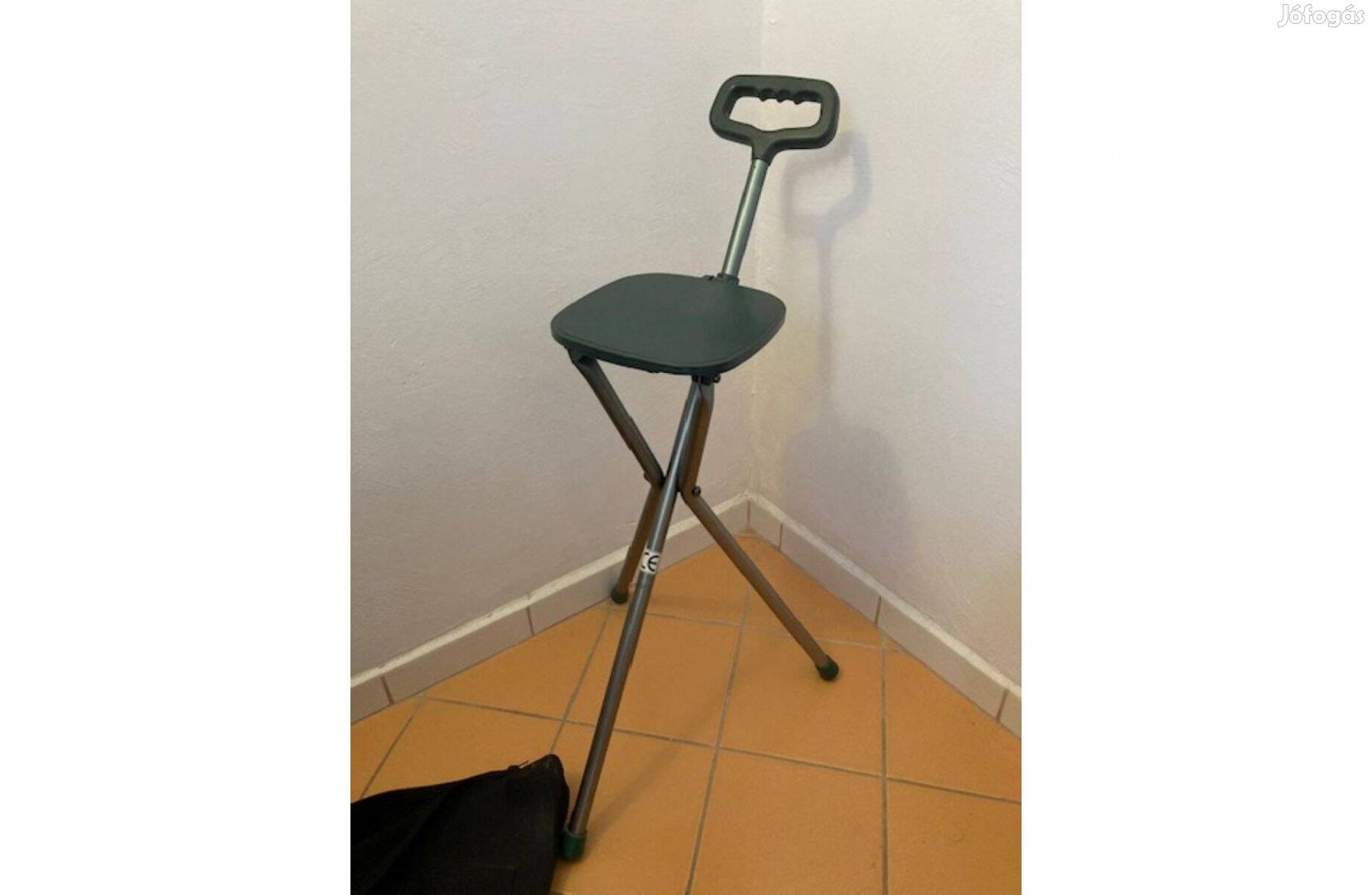 Összecsukható, hordozható 3 lábú kisszék