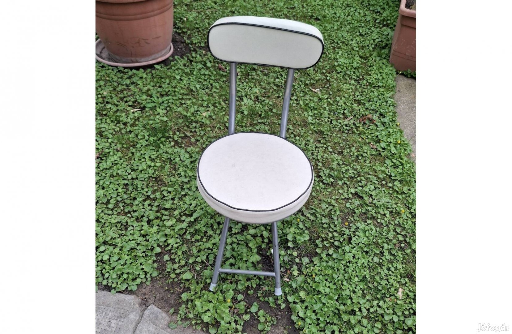 Összecsukható, párnázott szék 15000 forintért eladó