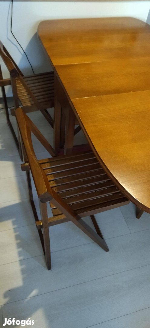 Összecsukható ebédlő asztal 4 székkel