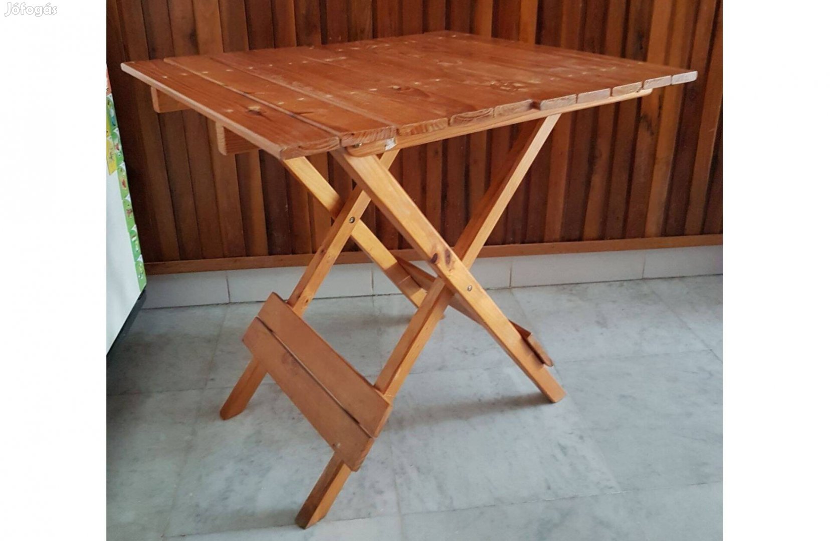 Összecsukható fa asztal 56x50cm dohányzó erkélyre