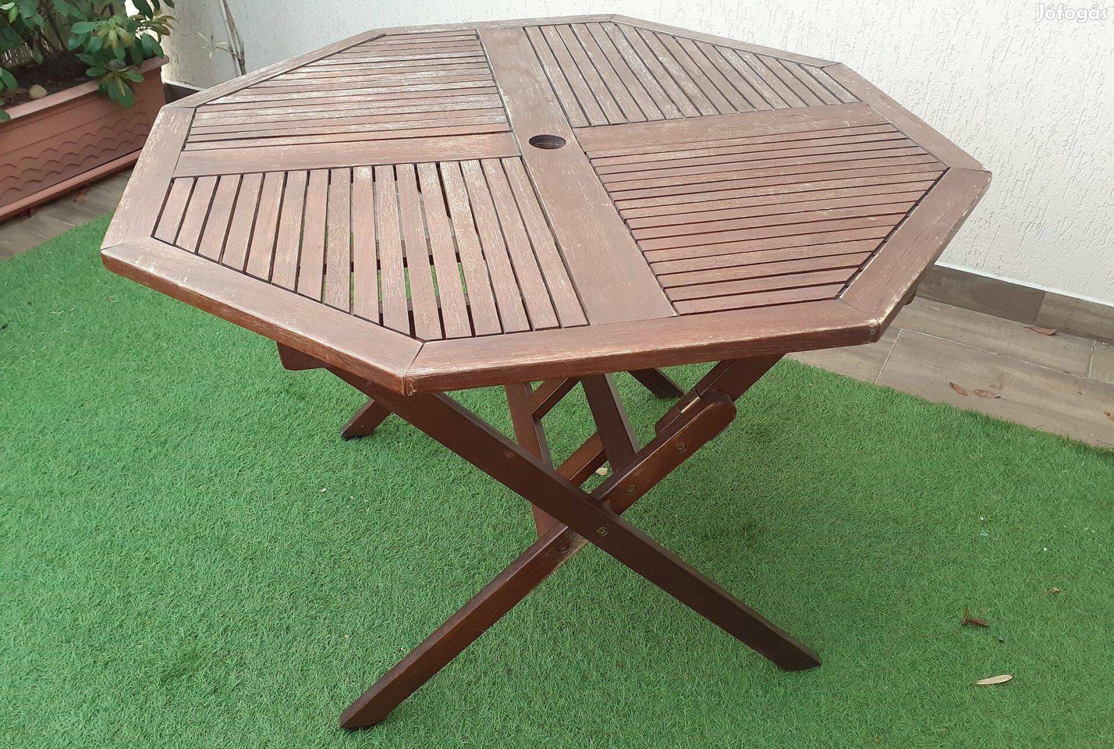Összecsukható fa asztal kertbe vagy teraszra 100x100 cm teak, tikfa