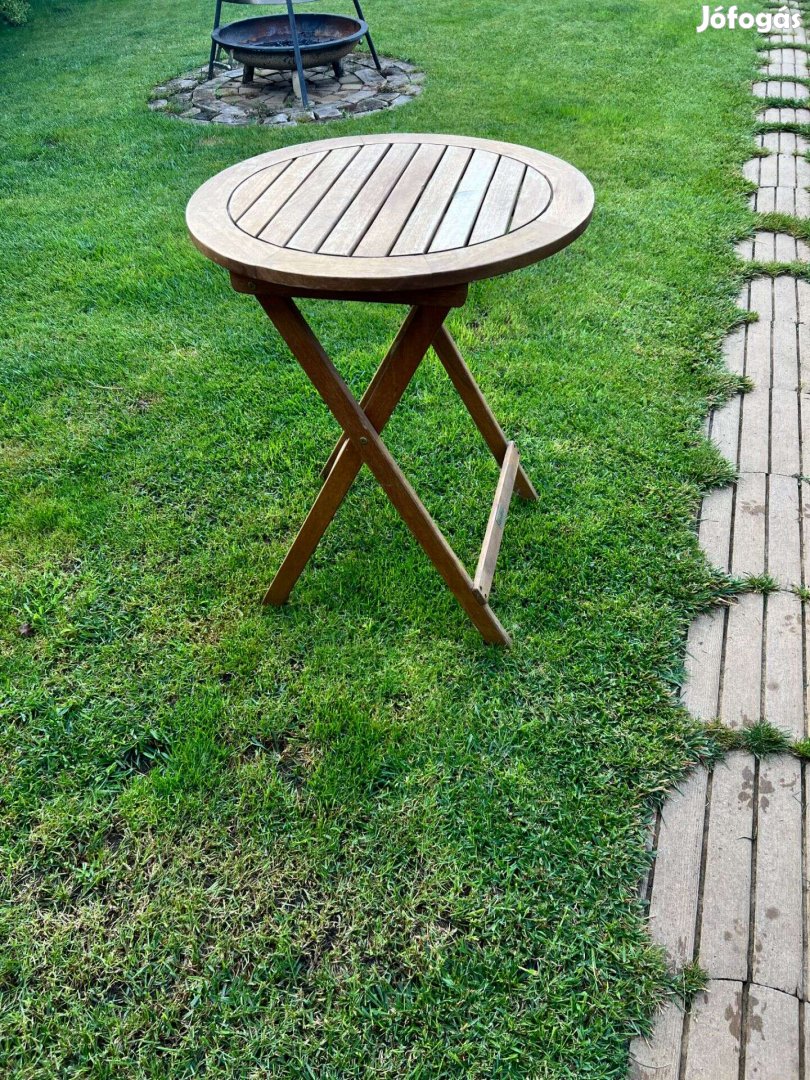 Összecsukható fa kerti asztal