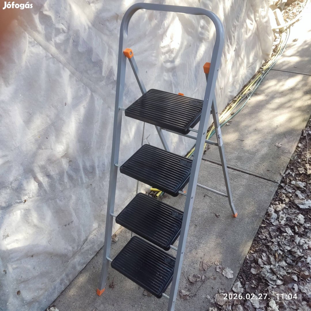 Összecsukható háztartási létra