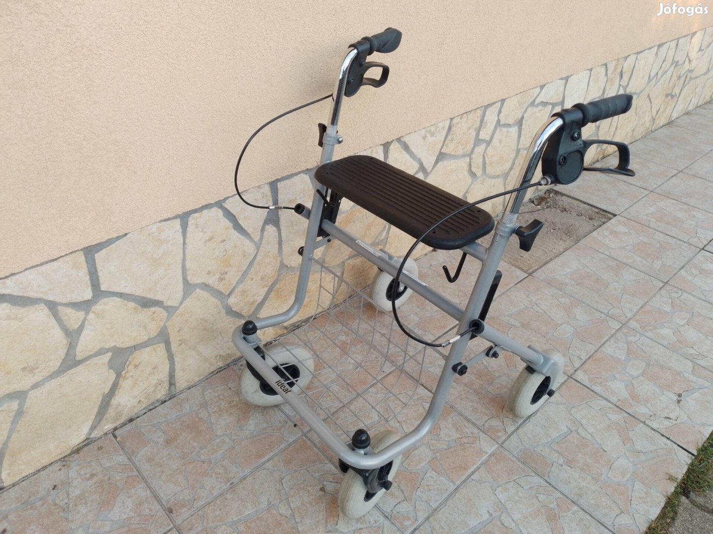 Összecsukható rollator járássegitö orvosi segédeszköz. 