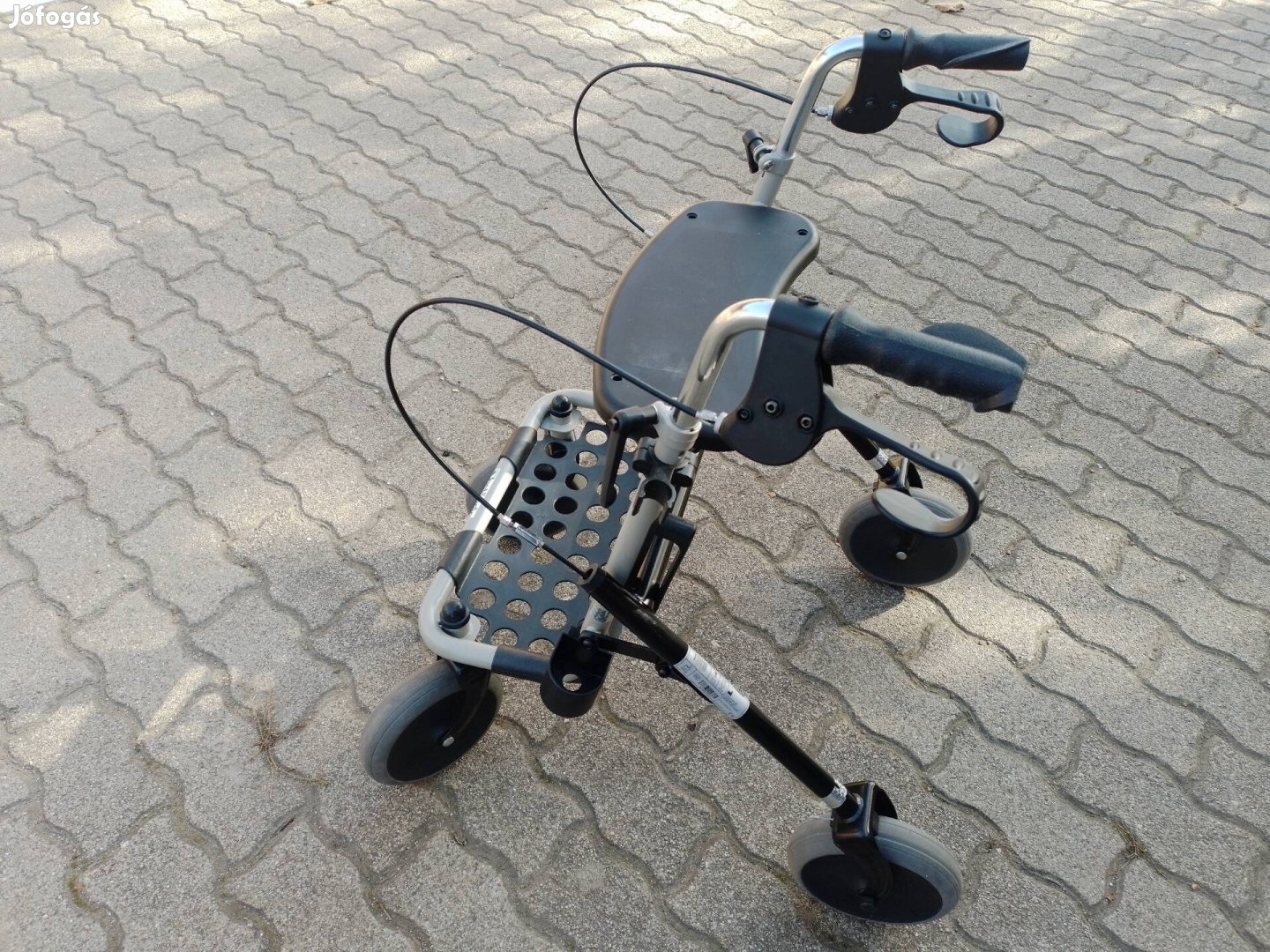 Összecsukható rollator orvosi segédeszköz. 