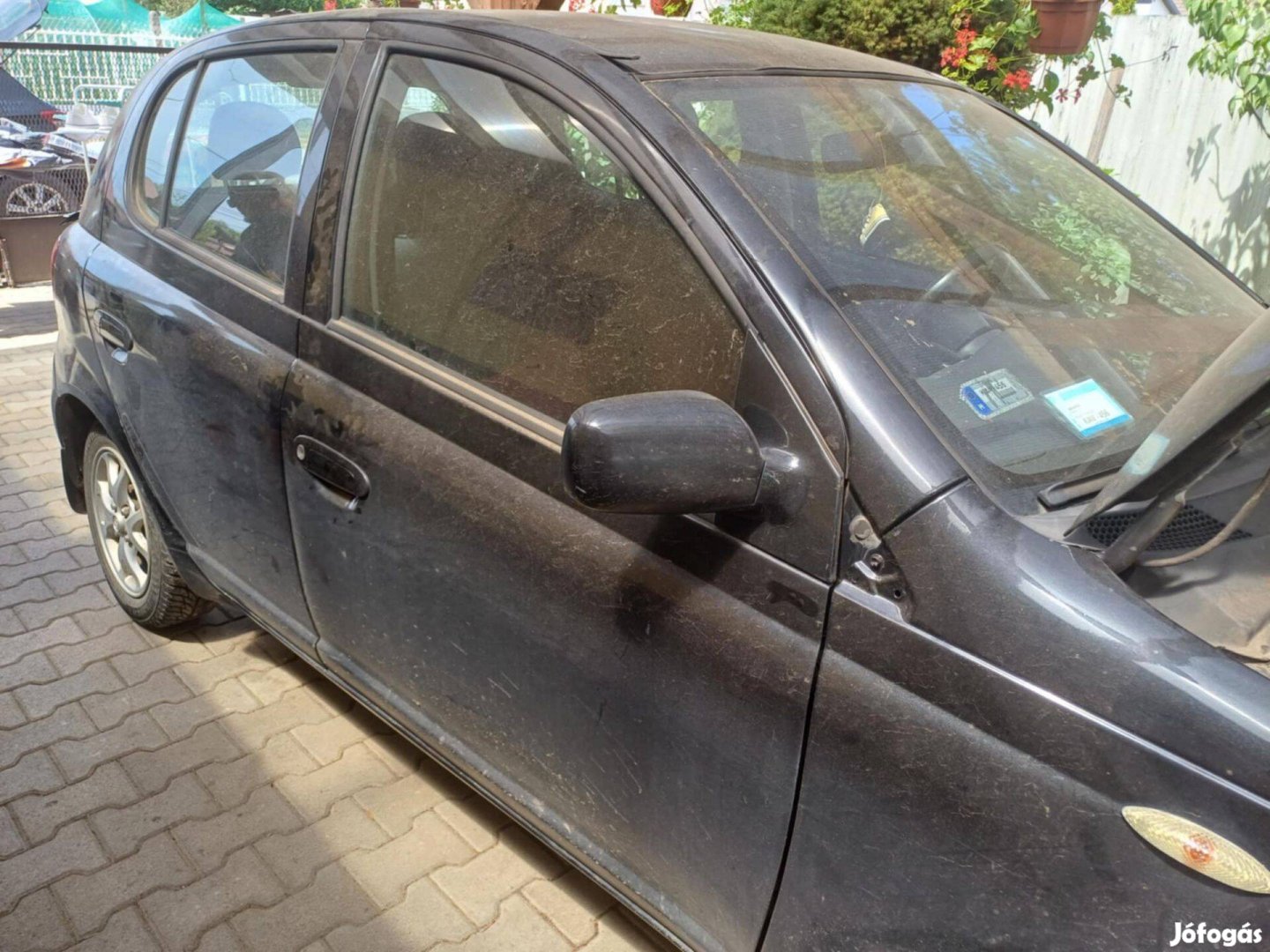Összetört fekete Toyota Yaris