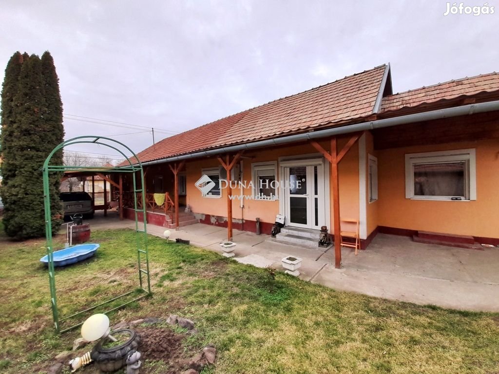 Összkomfortos, 5 szobás, fedett autóbeállós ház, nagy telek