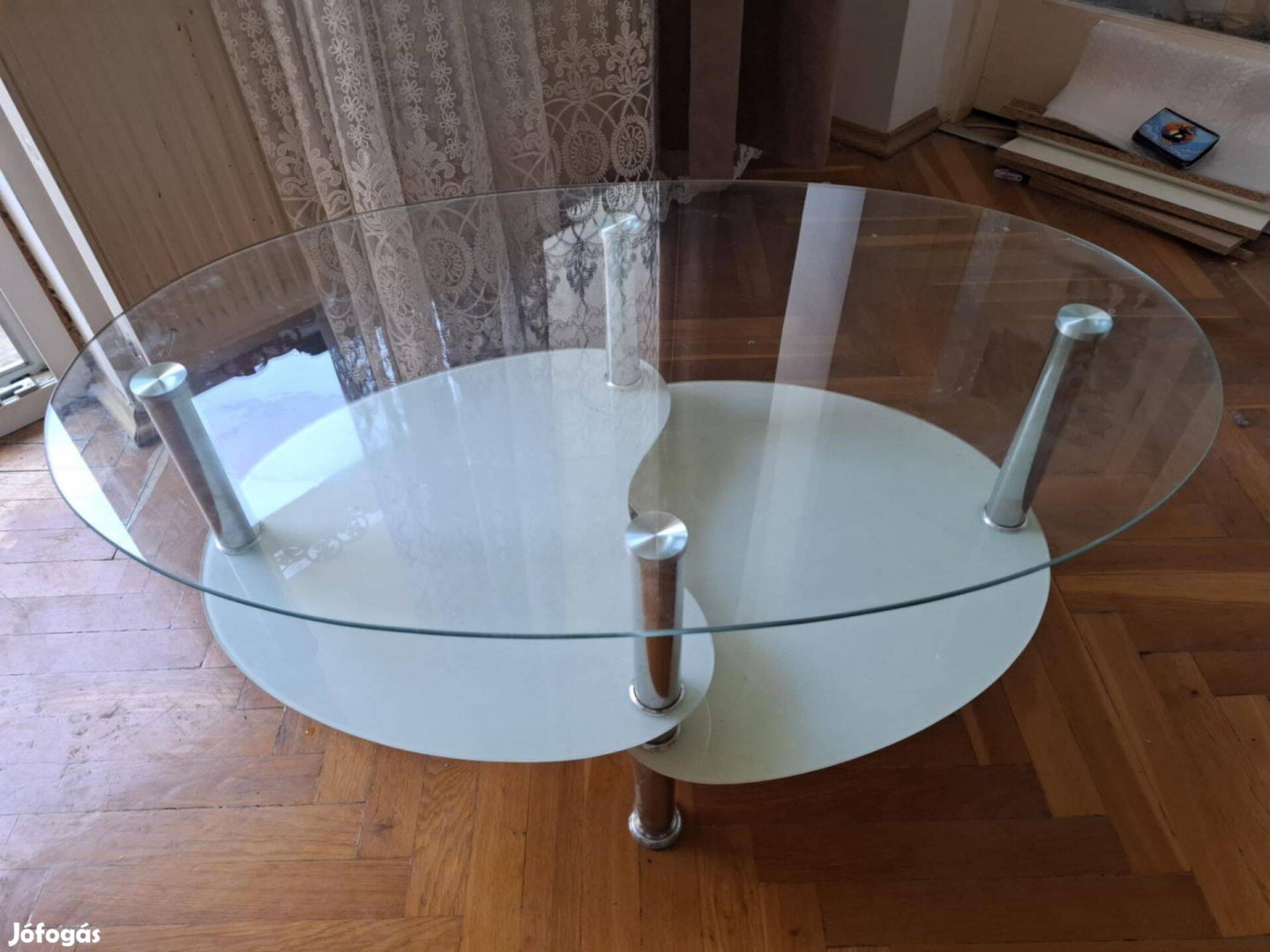 Ovális alakú üveg dohányzóasztal