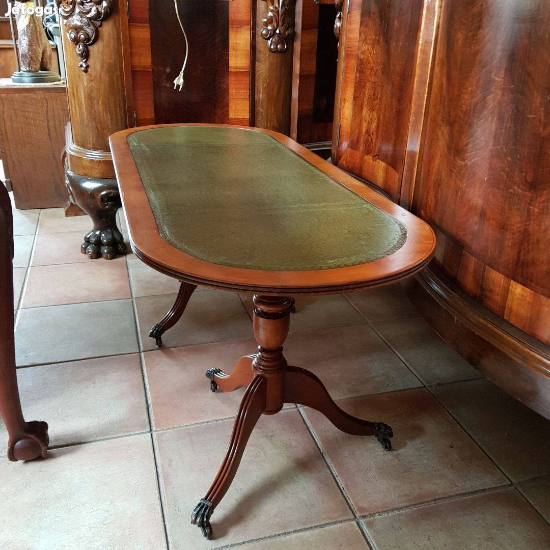 Ovális bőrlapos asztalka