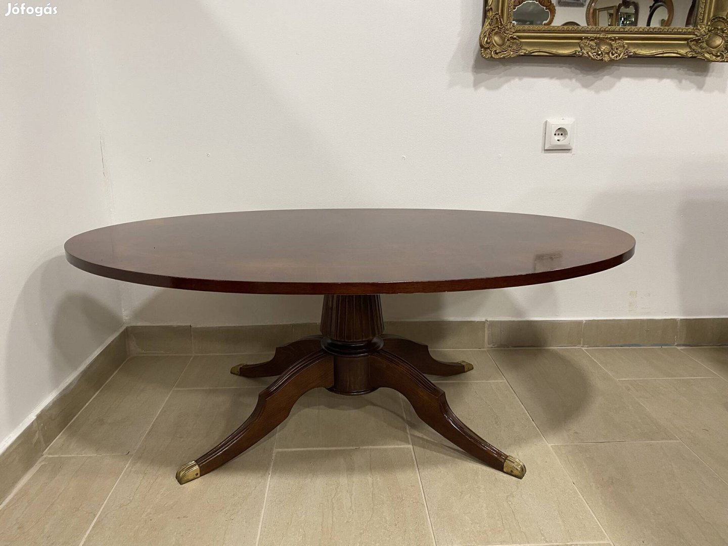 Ovális dohányzóasztal