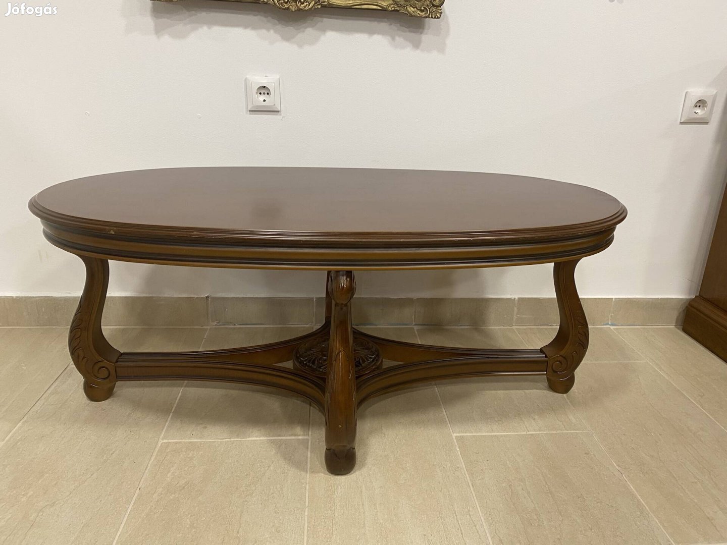 Ovális dohányzóasztal