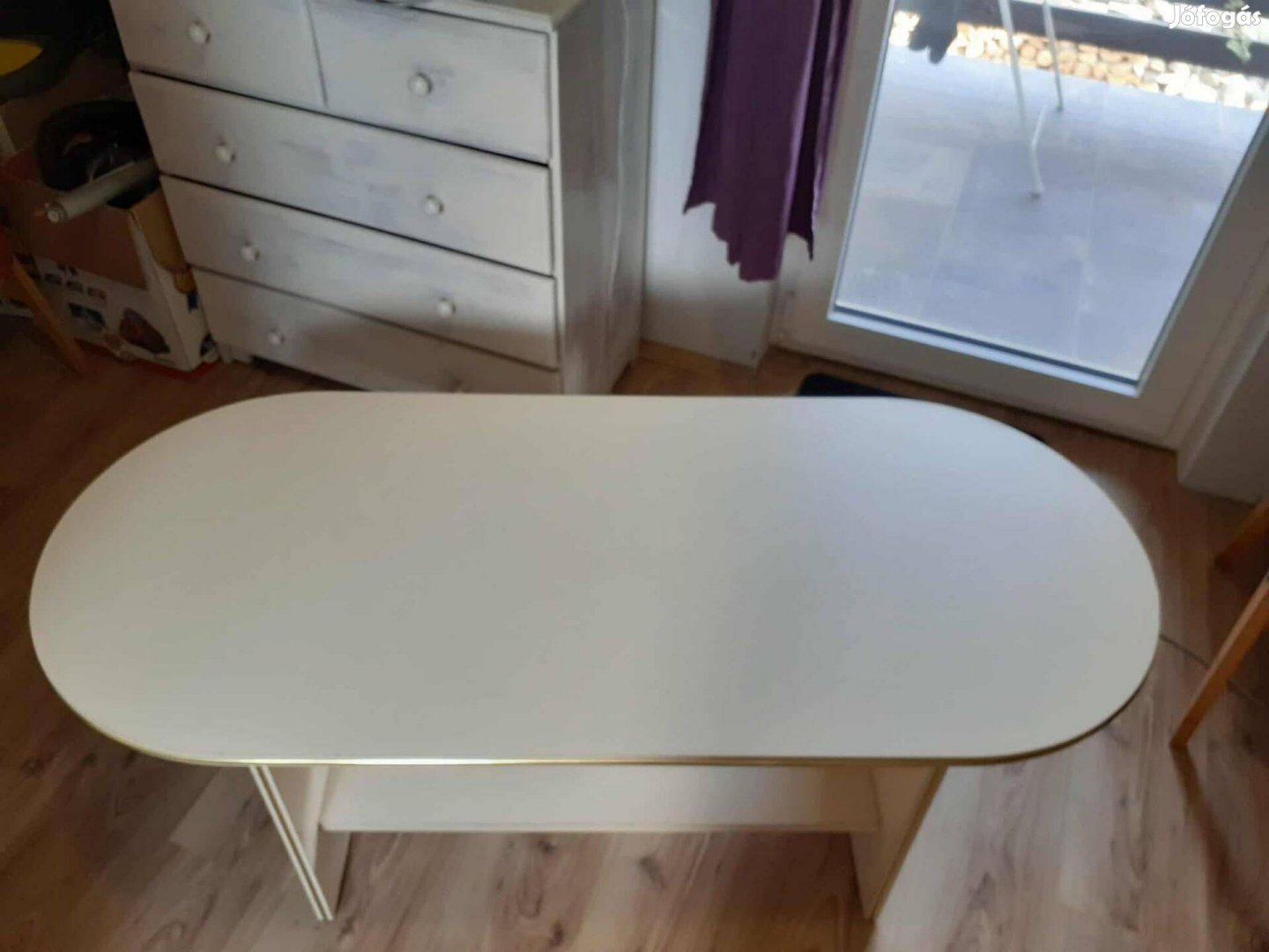 Ovális dohányzóasztal