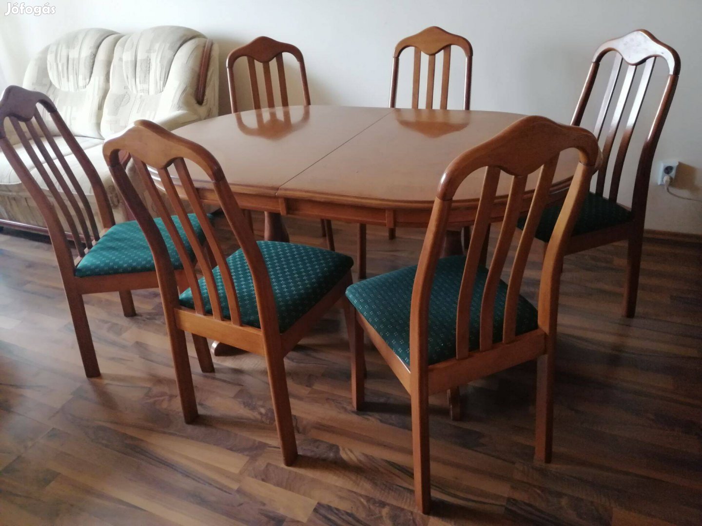 Ovális étkezőasztal székekkel