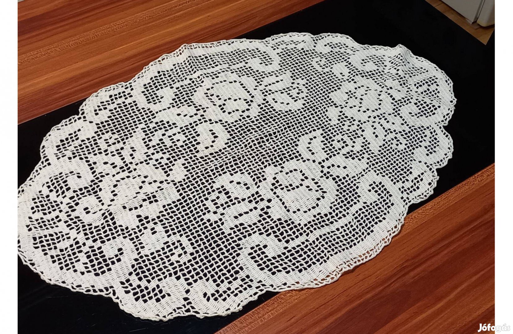 Ovális kézzel horgolt csipke teritő 66cm