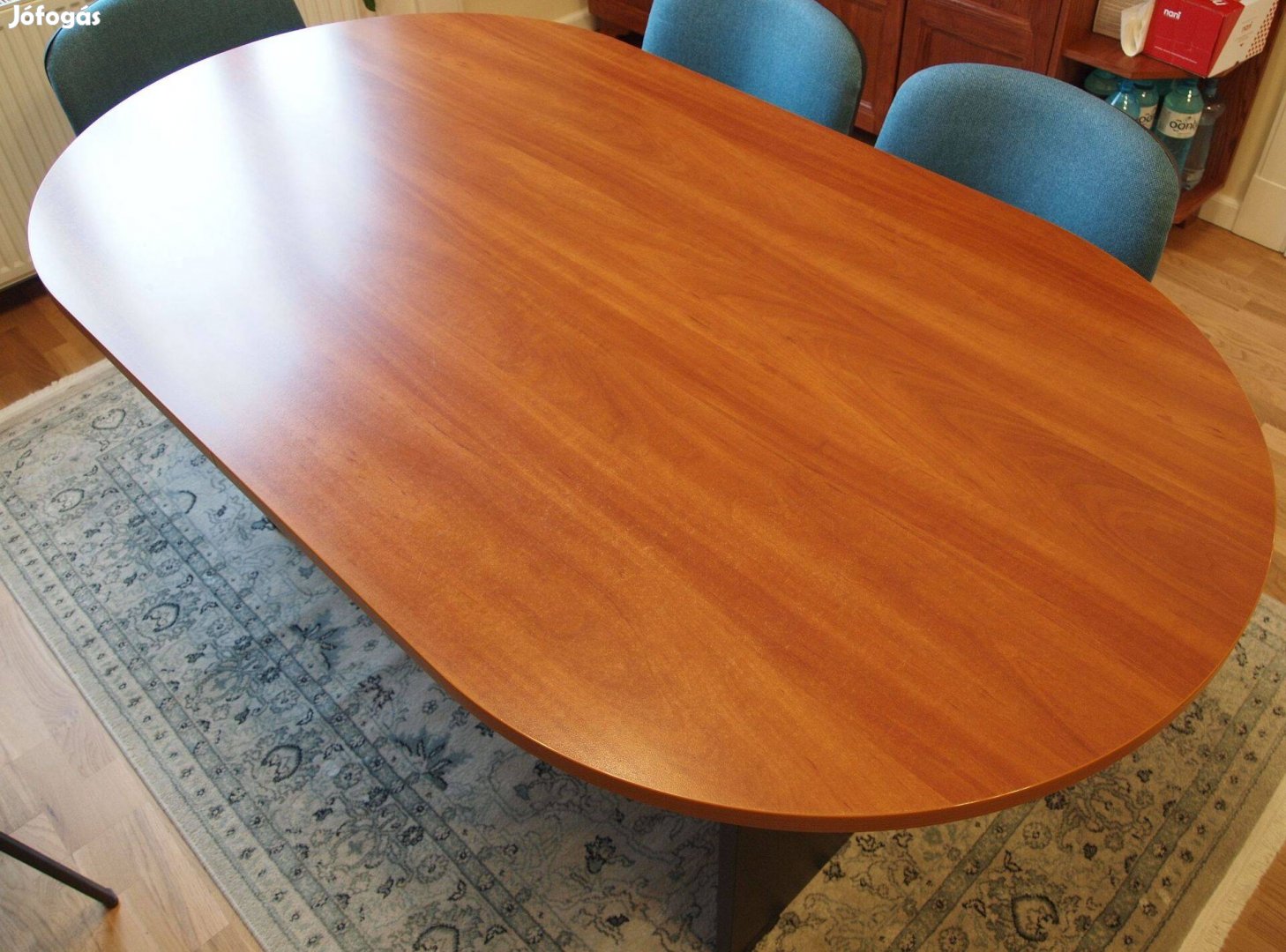 Ovális tárgyaló asztal újszerű