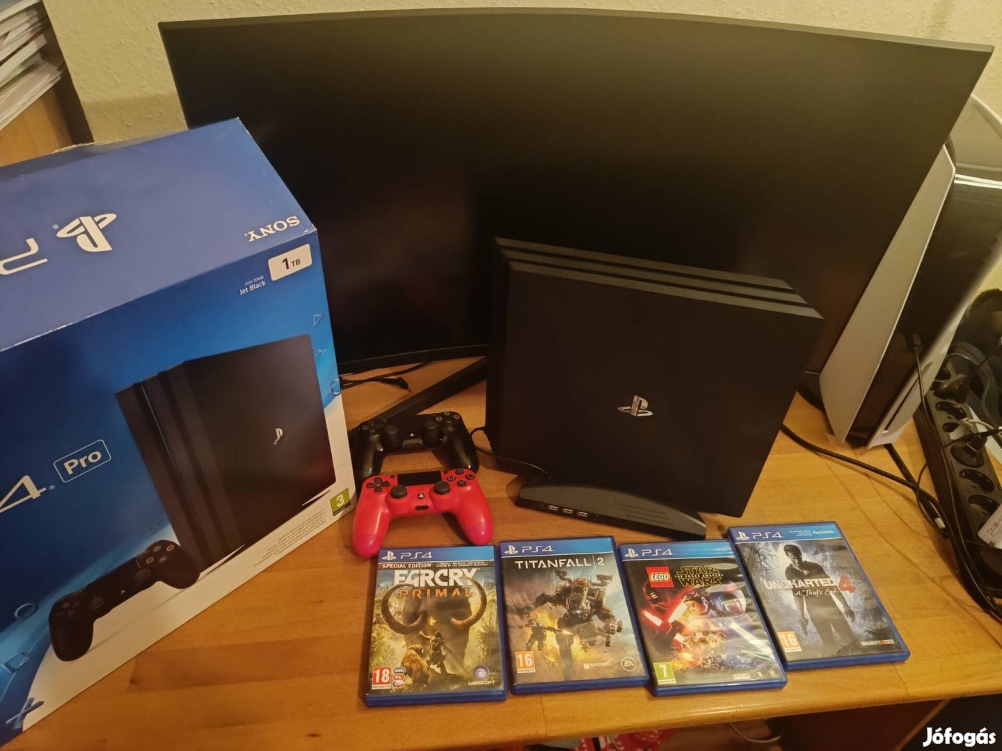 PS4.Pro 1TB +2 kontroller +4 játék+ állvány