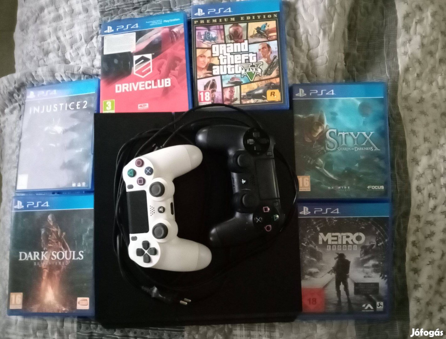 PS4 Slim, 2 karral, 5 játékkal 1 Terrás