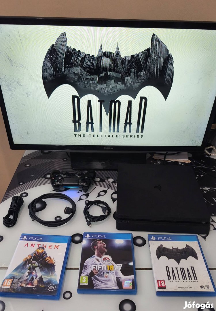 PS4 Slim. Szép, tisztítva és tökéletesen működik. 