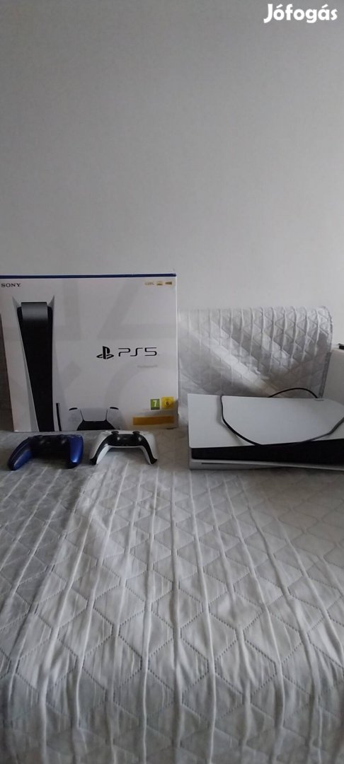 PS5 dobozával és kettő kontrollerel