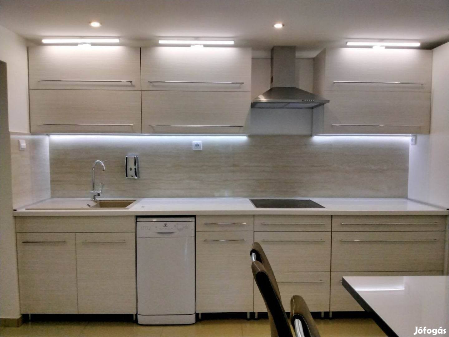 P.125 Összeszerelt Szines új konyhabútor egyben és bontva