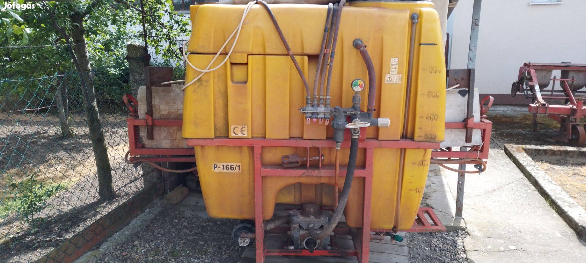 P 166 szántóföldi permetező 600 literes 12 m kerettel