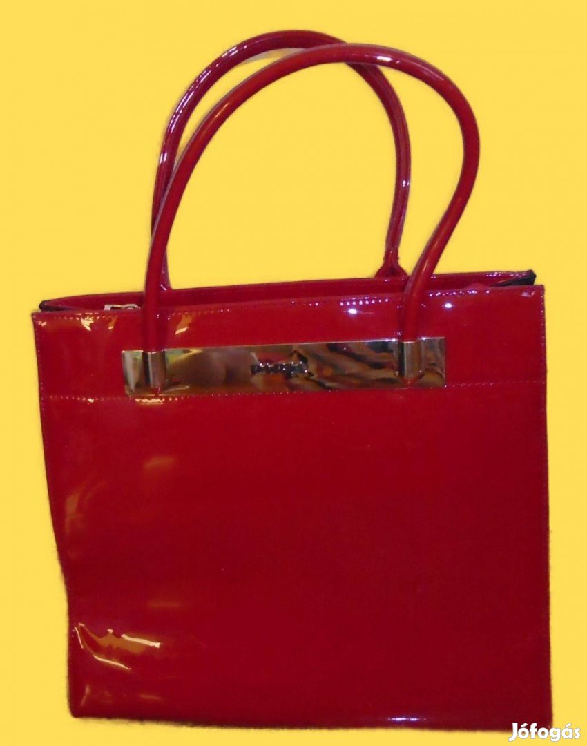 Pabia dekoratív tágas, jól pakolható piros lakk kézitáska