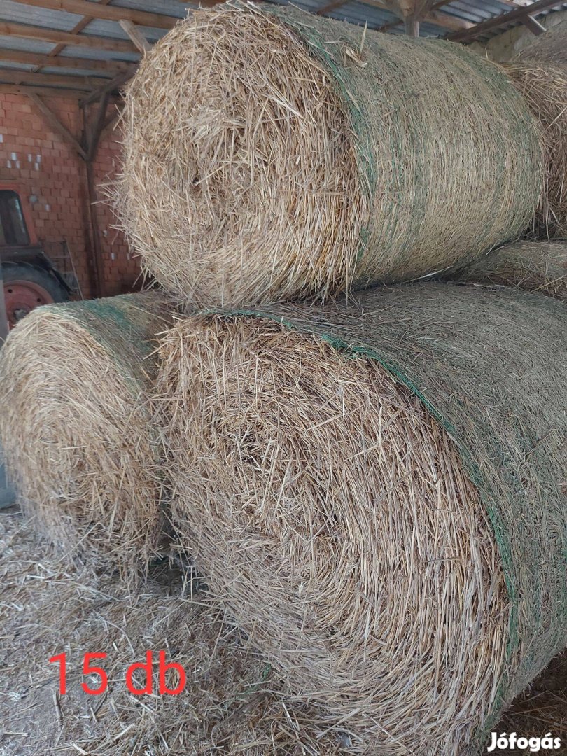 Pajta alatt tárolt szalma bála