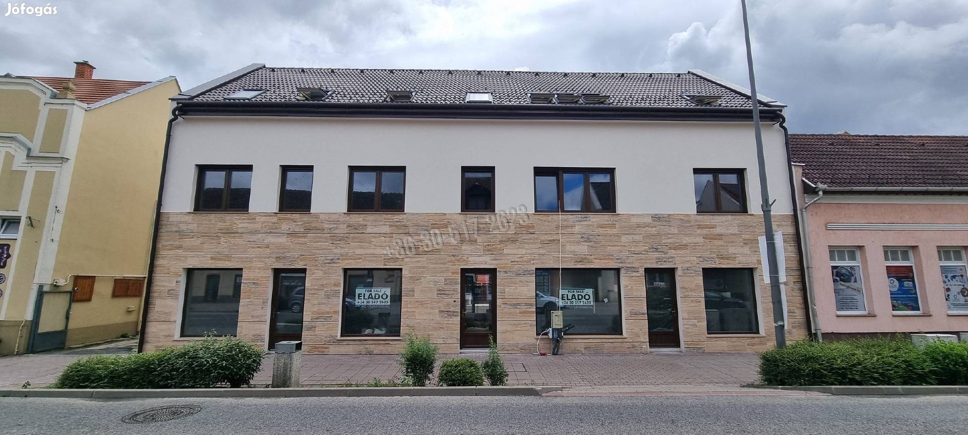 Paks, főutcáján 56,5 m2-es új építésű üzlethelyiség ELADÓ! 879_gz