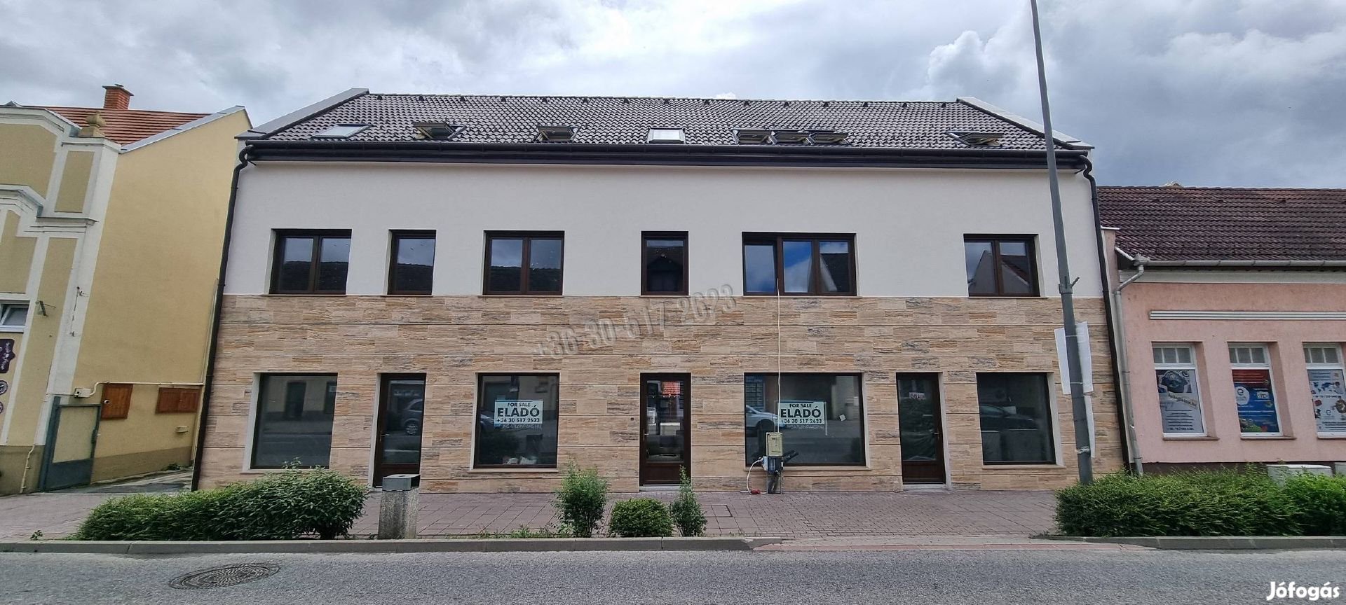 Paks, főutcáján 61,5 m2-es új építésű üzlethelyiség ELADÓ! 881_gz