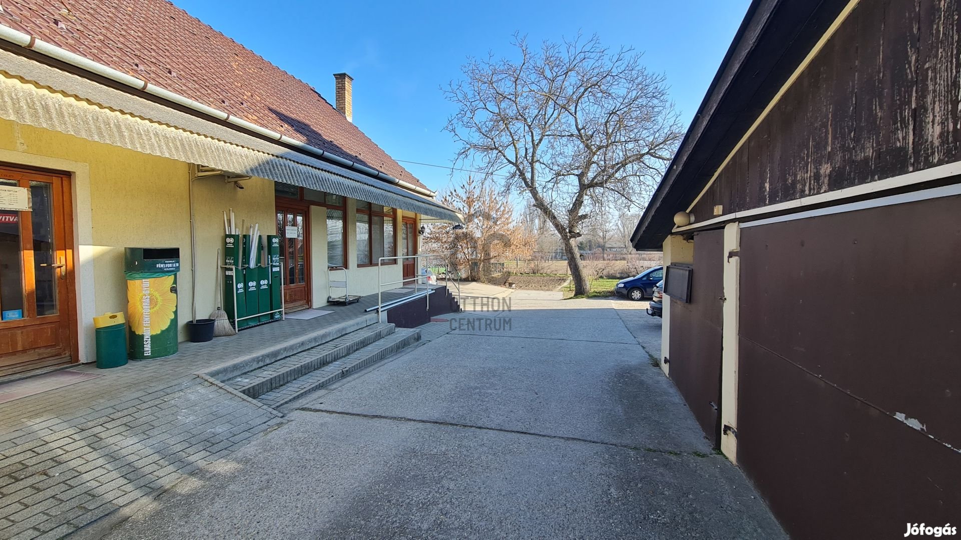 Paks főutcáján bejáratott üzlethelyiség eladó