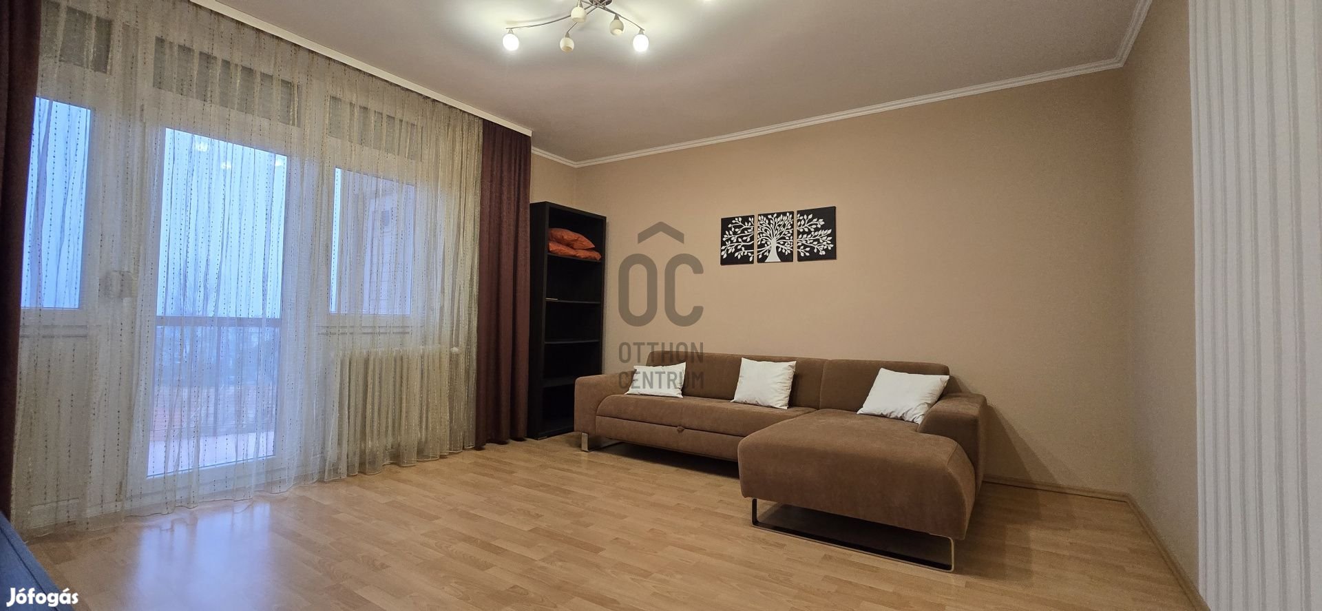 Pakson téglaépítésű háromszobás erkélyes lakás eladó